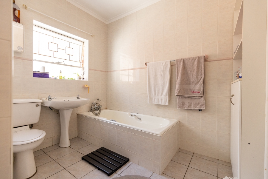 4 Bedroom Property for Sale in Summerstrand Eastern Cape